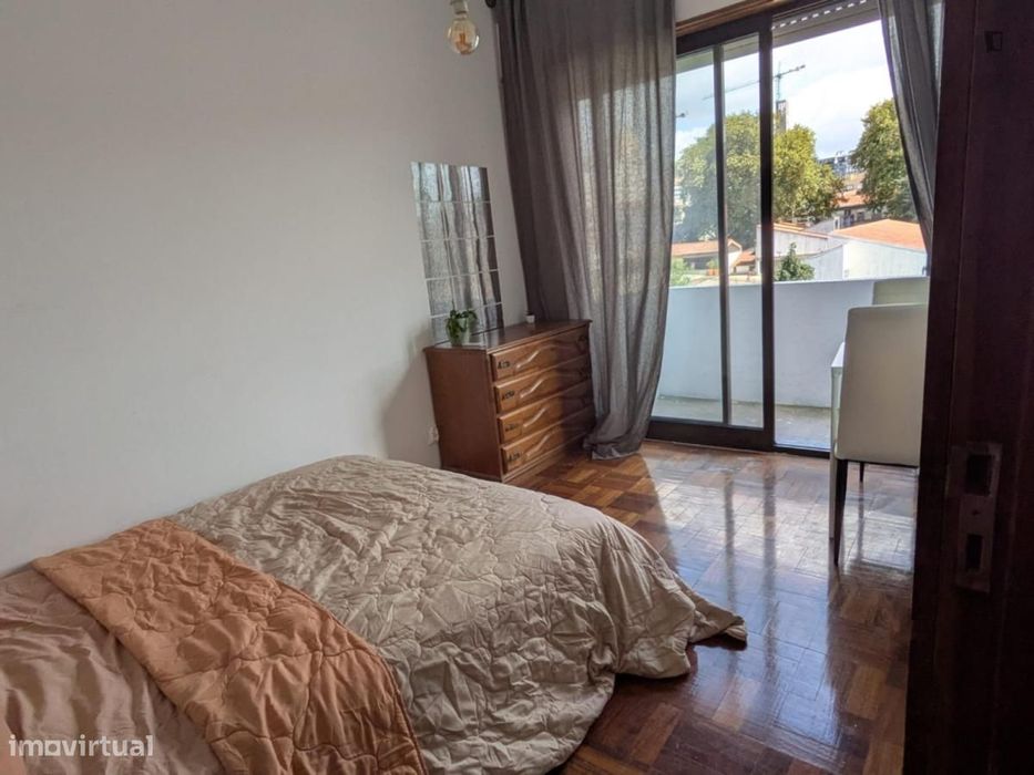 Quarto - localizado em Mafamude Porto