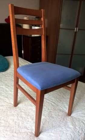Mesa Cerejeira +4 Cadeiras (2 azuis e 2 brancas)