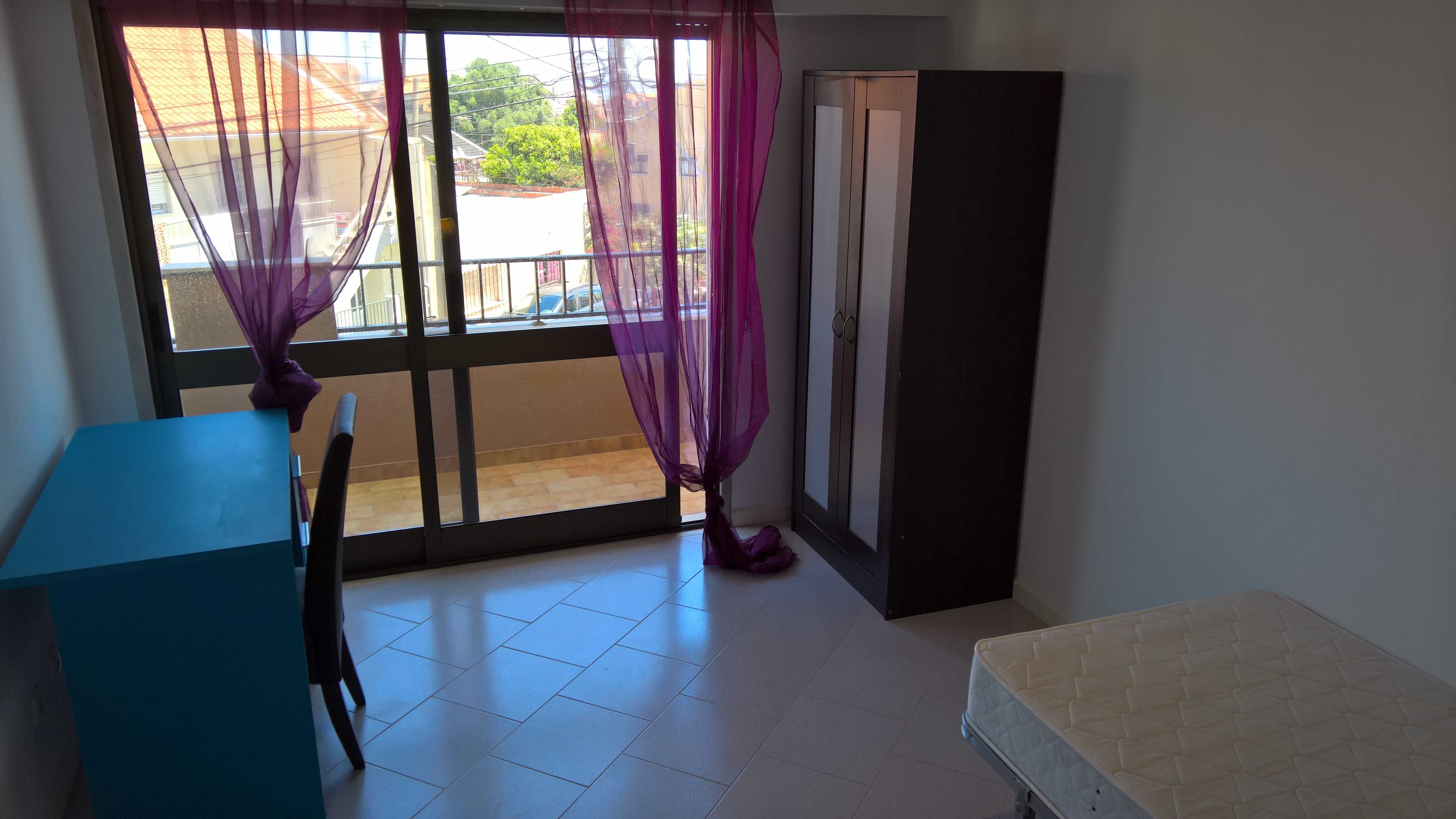 Quarto c/varanda só homens não fumadores tudo incluído 10mnt de Lisboa