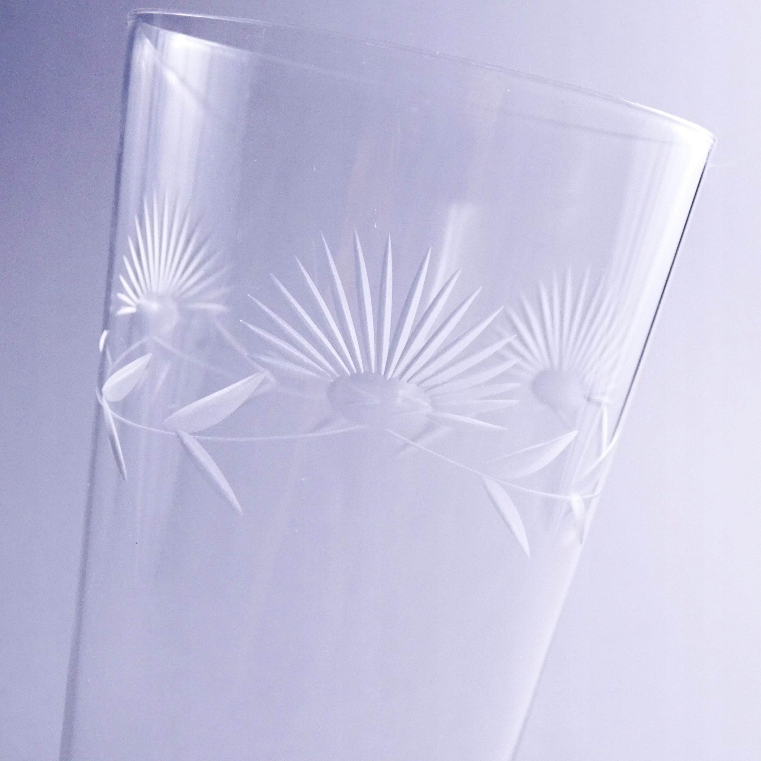 piękna zabytkowa szlifowana szklanka
