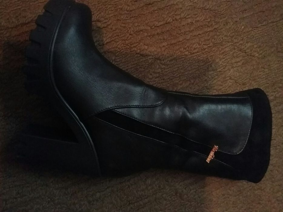 Продам зимові кожані ботінки