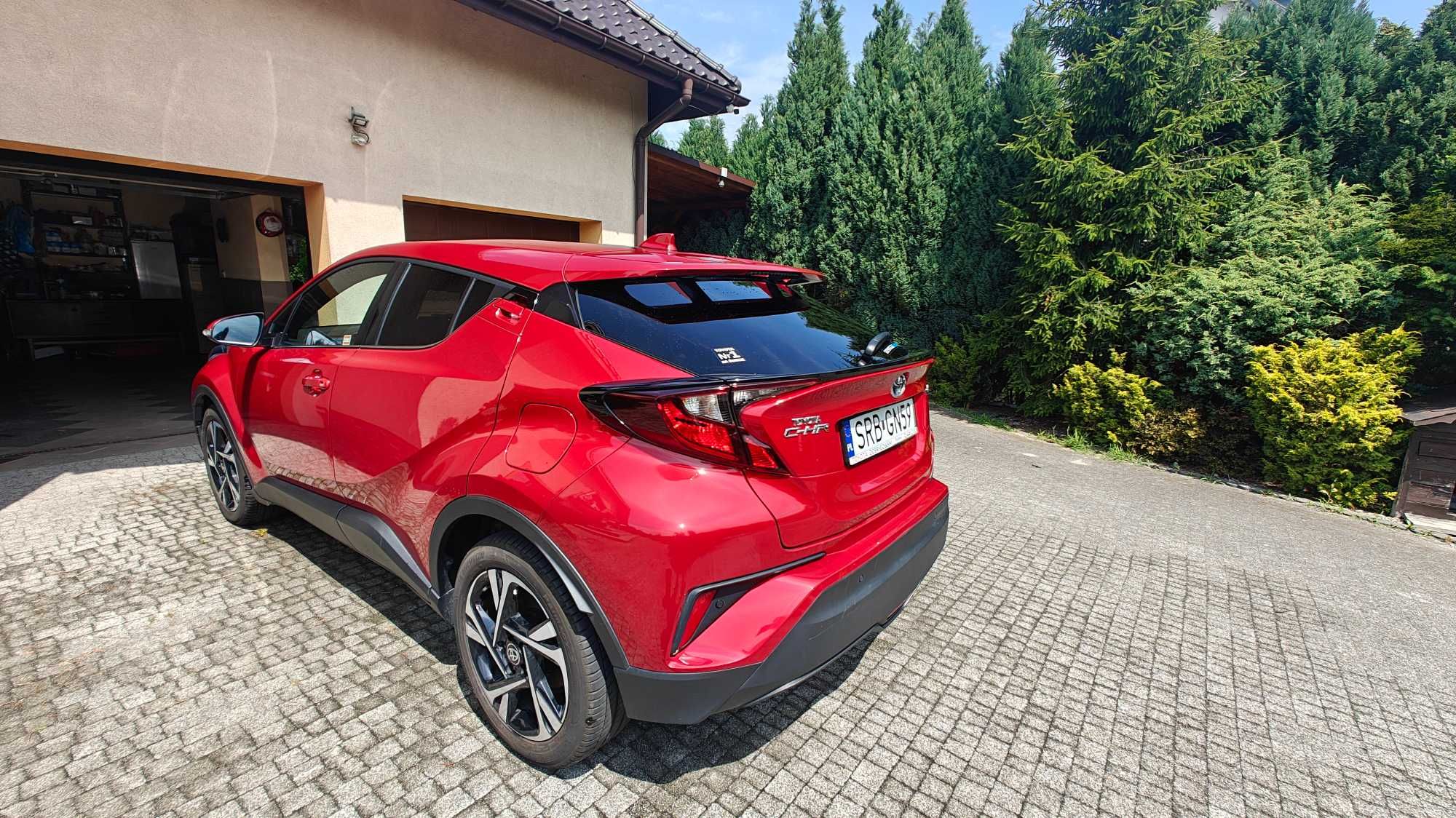 Toyota C-HR praktycznie nowa.