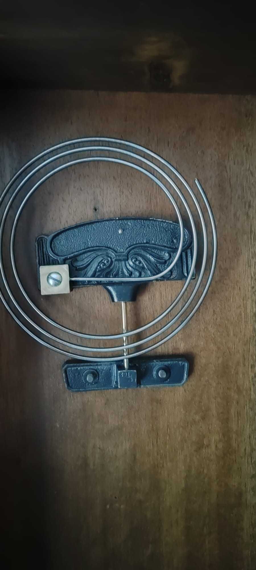 393 Zegar wiszący mechaniczny - antyk