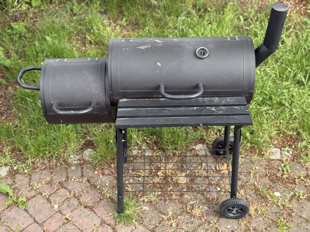 Grill ogrodowy z wędzarnia