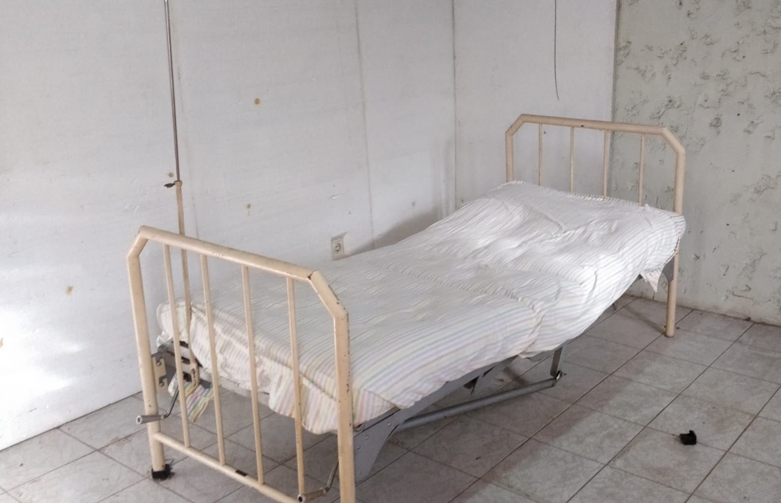 Cama articulada hospitalar