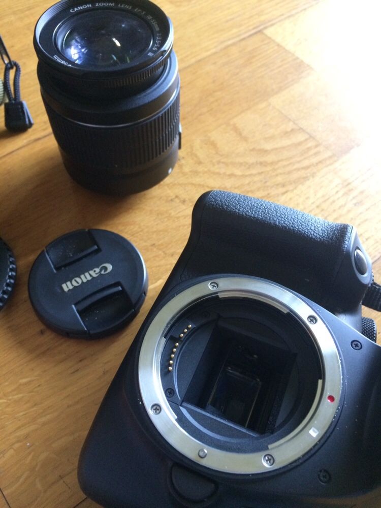 Canon 1300D com lente 18-55 mm, carregador e bolsa