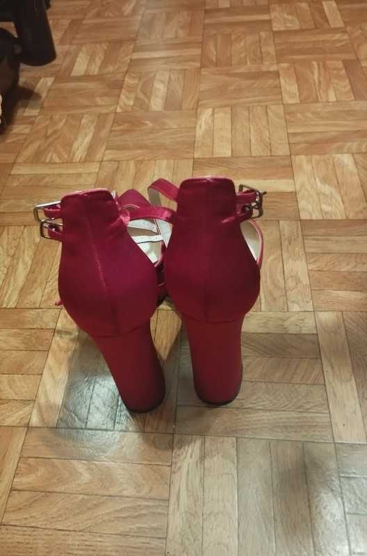 Sapatos novos 37 de salto alto em vermelho