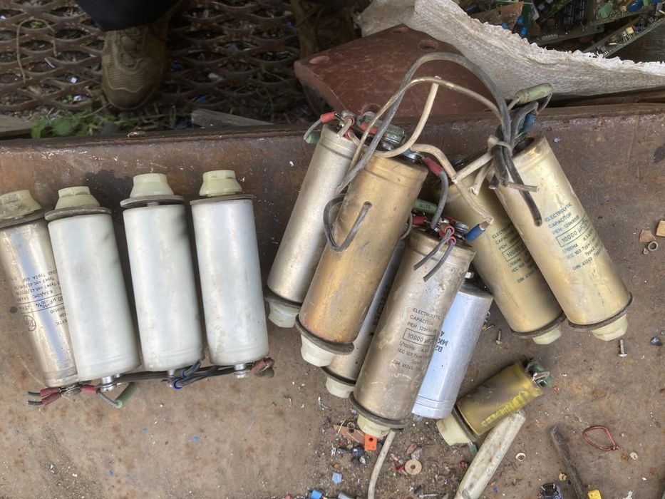 Конденсатори низько вольтні 16v 22000  Та 40v 10000