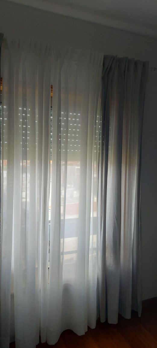 Varão de cortinas com cortinas