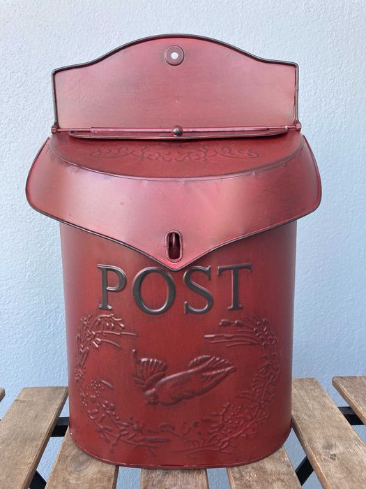 Caixa de Correio Rústica Vermelha