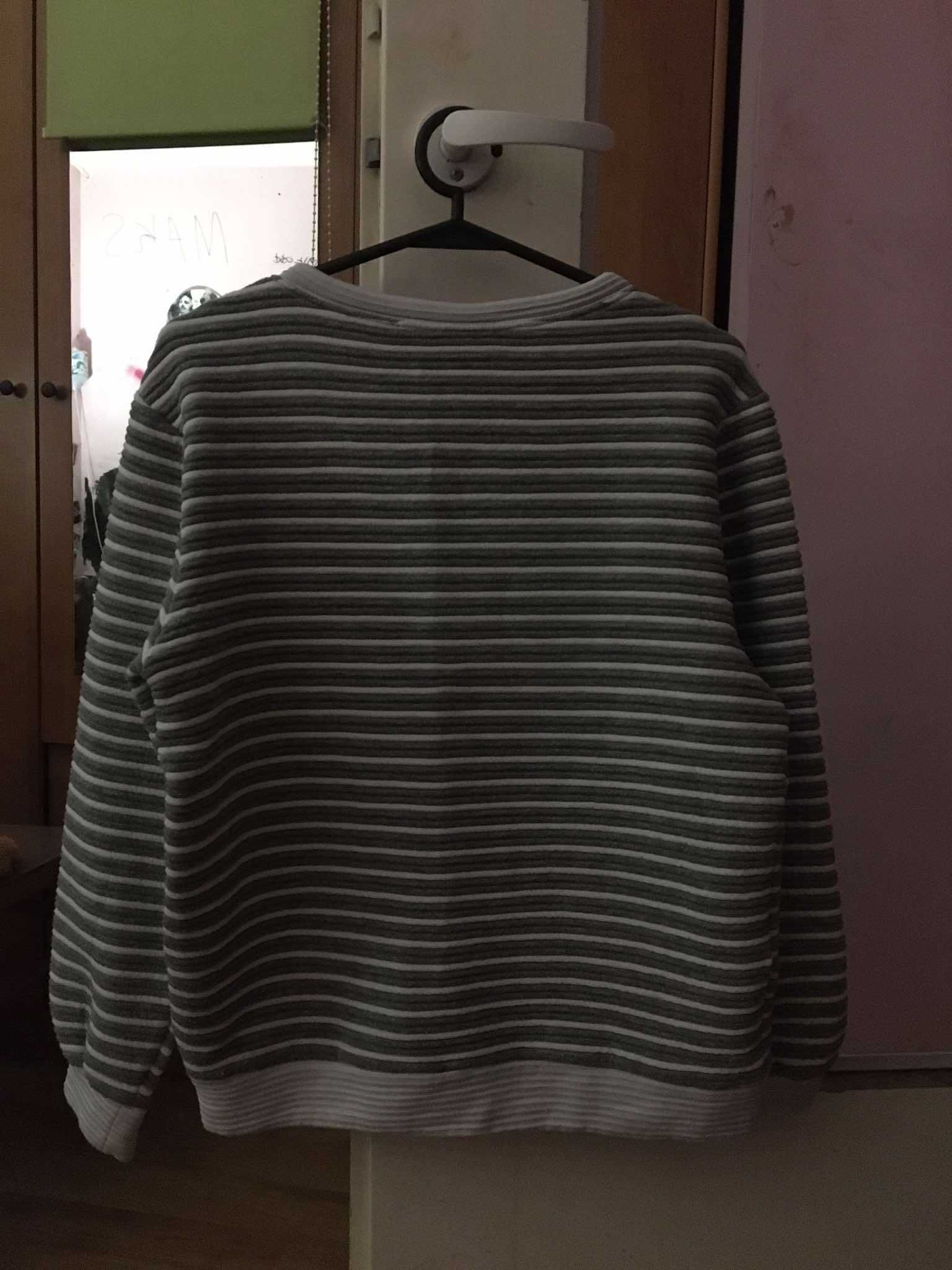 Szara bluza w paski z Atmosphere