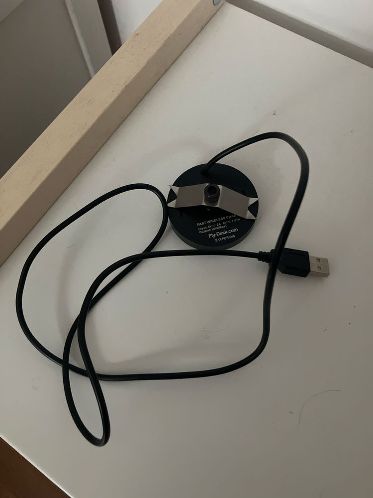Ergonomiczny blat do biurka z ładowarką podblatową