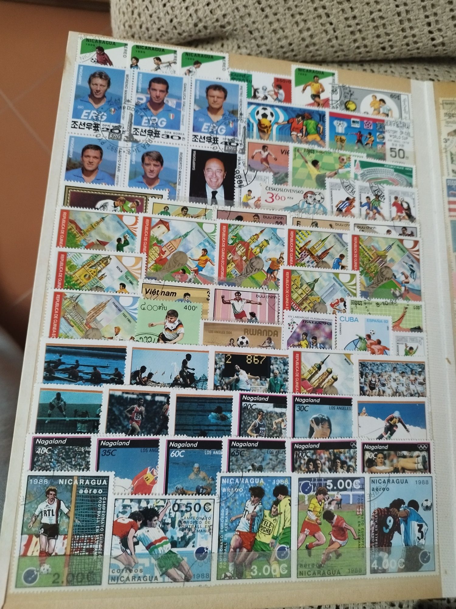 Classificador com 300 selos diferentes temática desporto