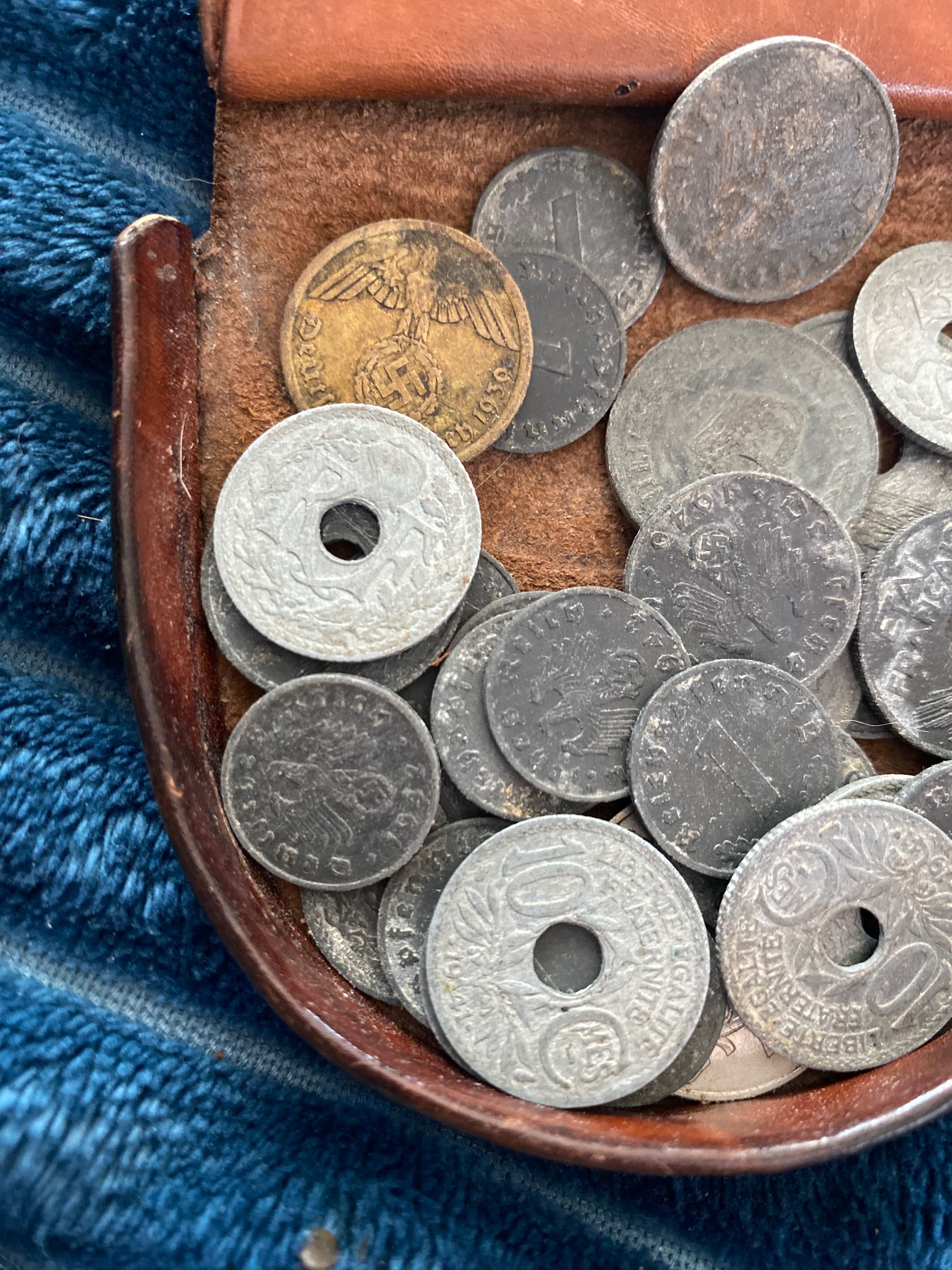 Солдатский кошелек с монетами