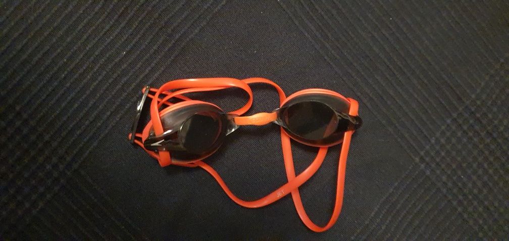 Oculos de natação da marca speedo vermelhos com uma utilização apenas