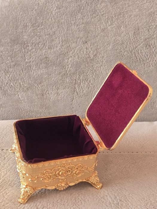 Piękna bogatozdobiona szkatułka metalowa w stylu Faberge Paris.