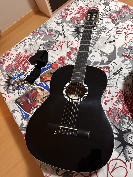 Guitarra Aston como nova
