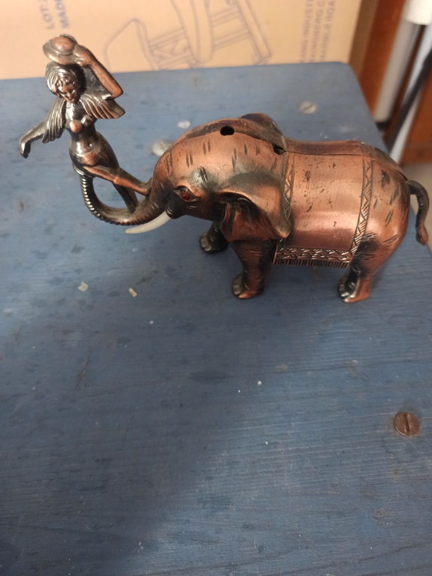 Vendo elefante de metal