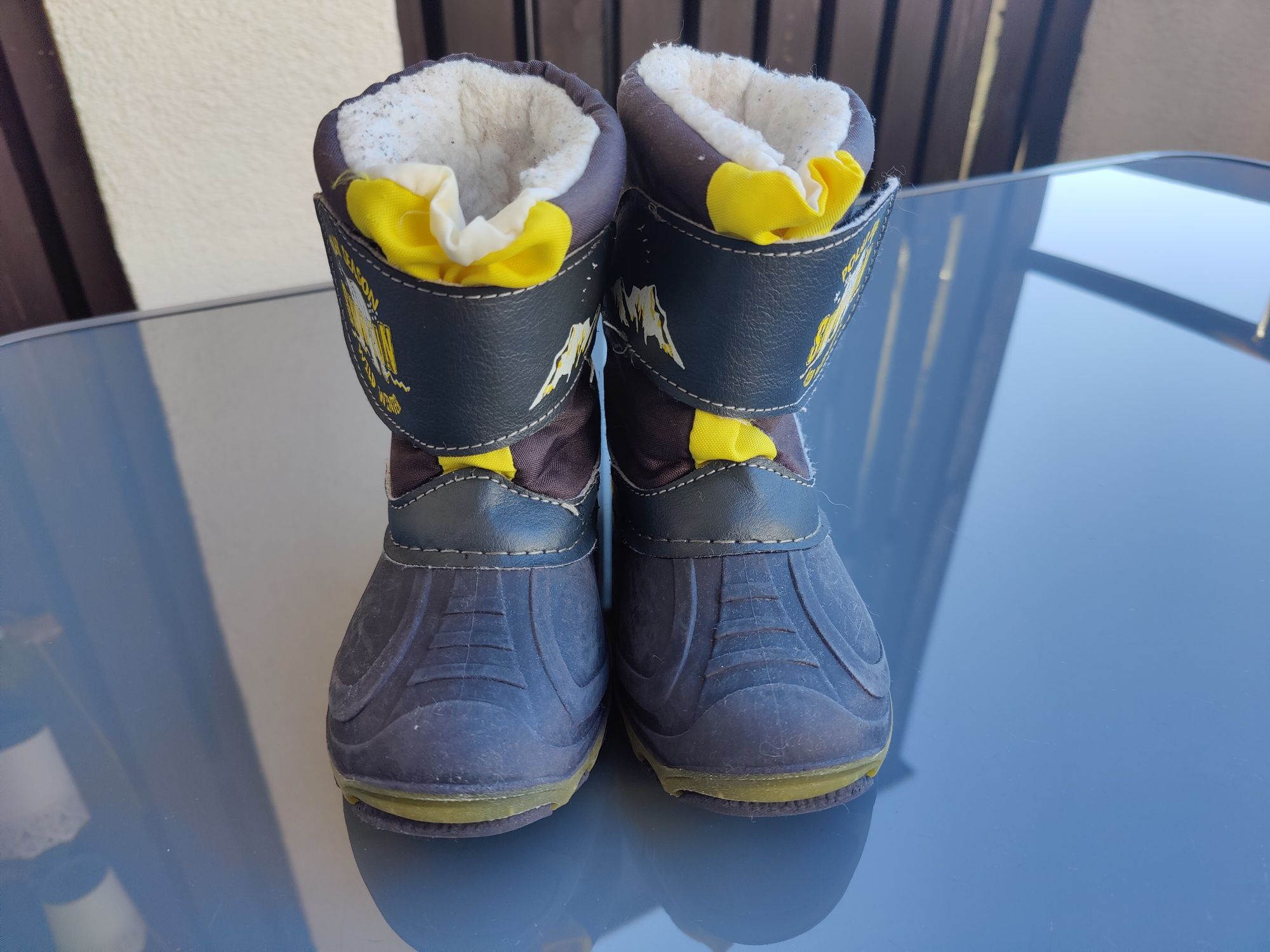 Buty zimowe, śniegowce r. 26