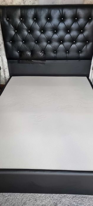 cama estofada 2,00x1,40 com sinais de uso
