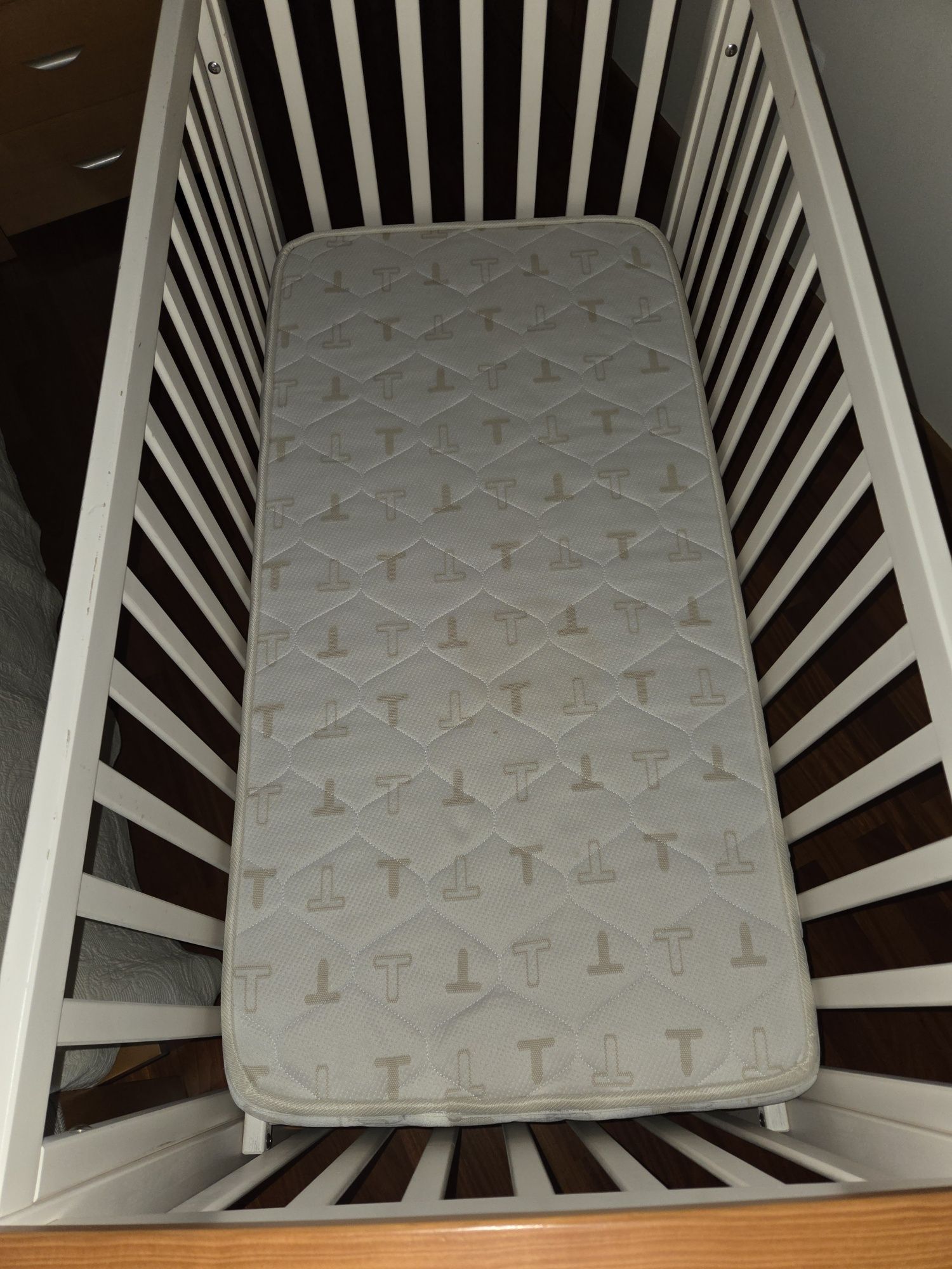 Cama de bebé com colchão