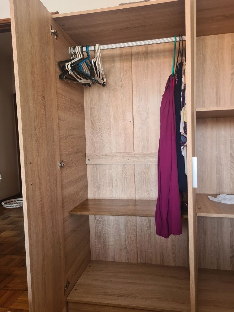 Roupeiro com três portas