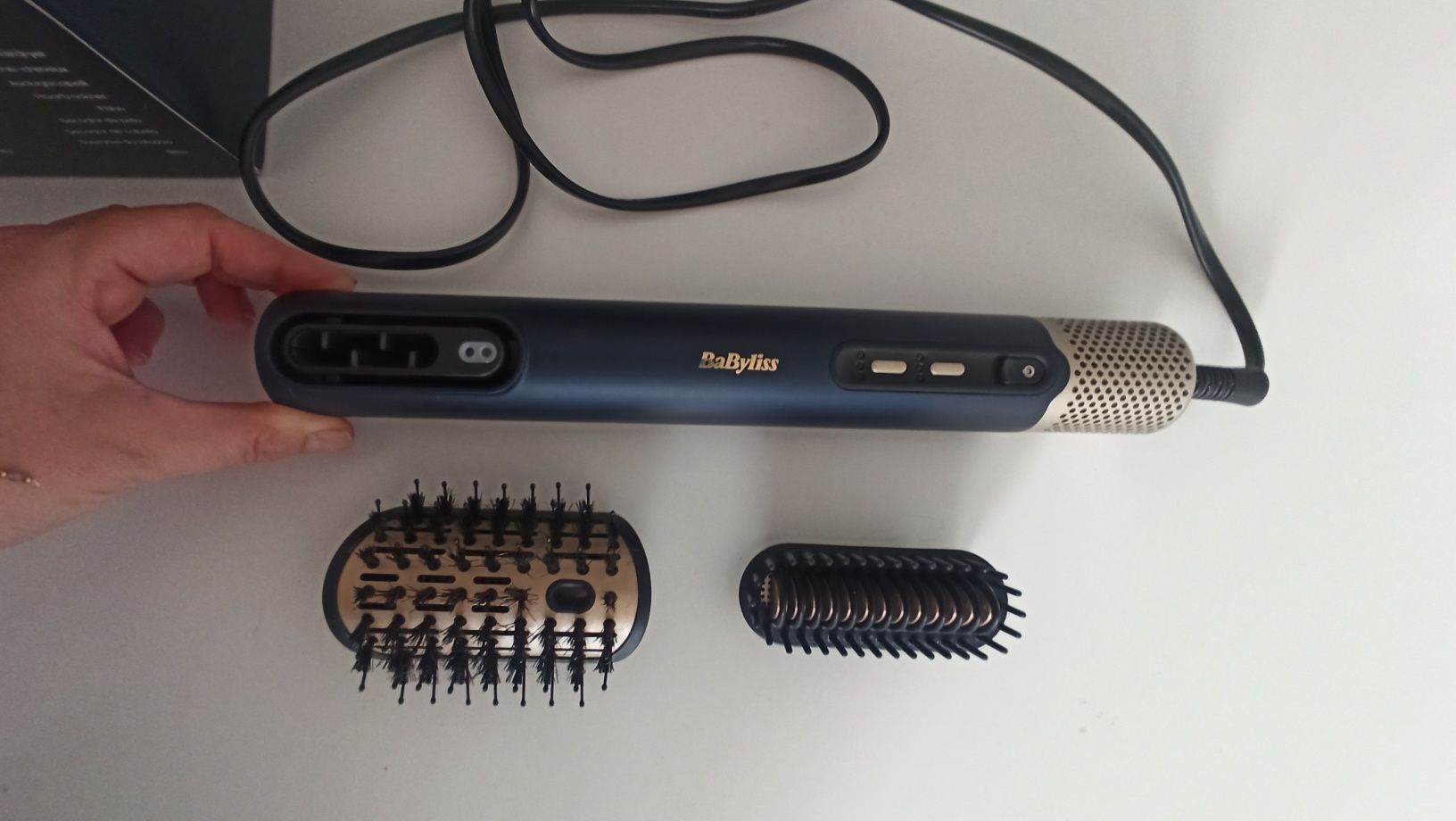 Suszarka BaByliss Air Wand do stylizacji i prostowania włosów.