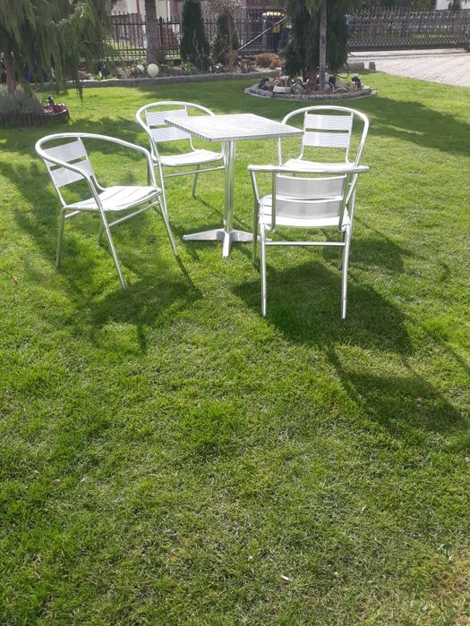 Krzesła i stół aluminiowe do ogrodu.