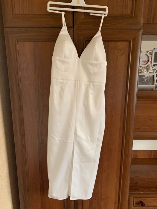 Біла сукня, довжина міді