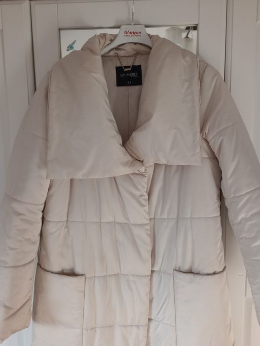 Beżowy płaszczyk kurtka zimowa top Chester L wiązany w pasie