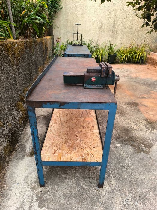 Bancadas de trabalho em ferro com torno, motor de testar alternadores