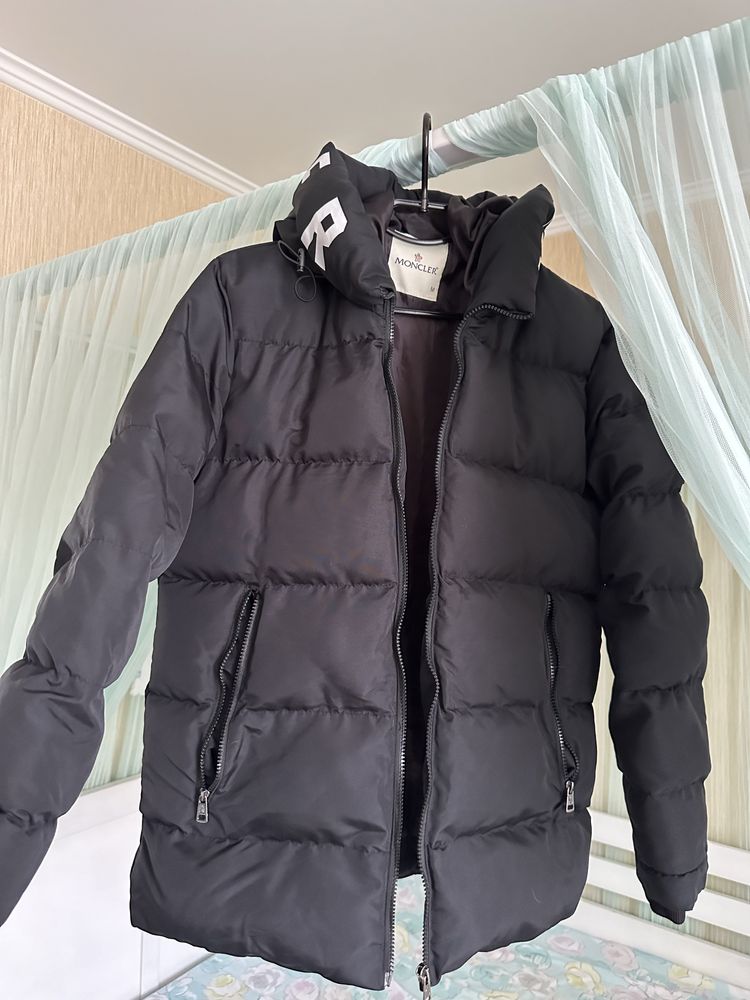 Зимова жіноча куртка Moncler