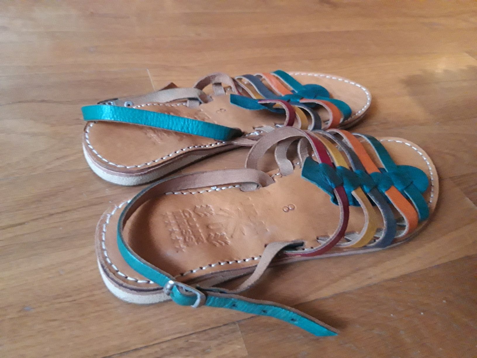 Sandálias de couro colorido de sola rasa (38)