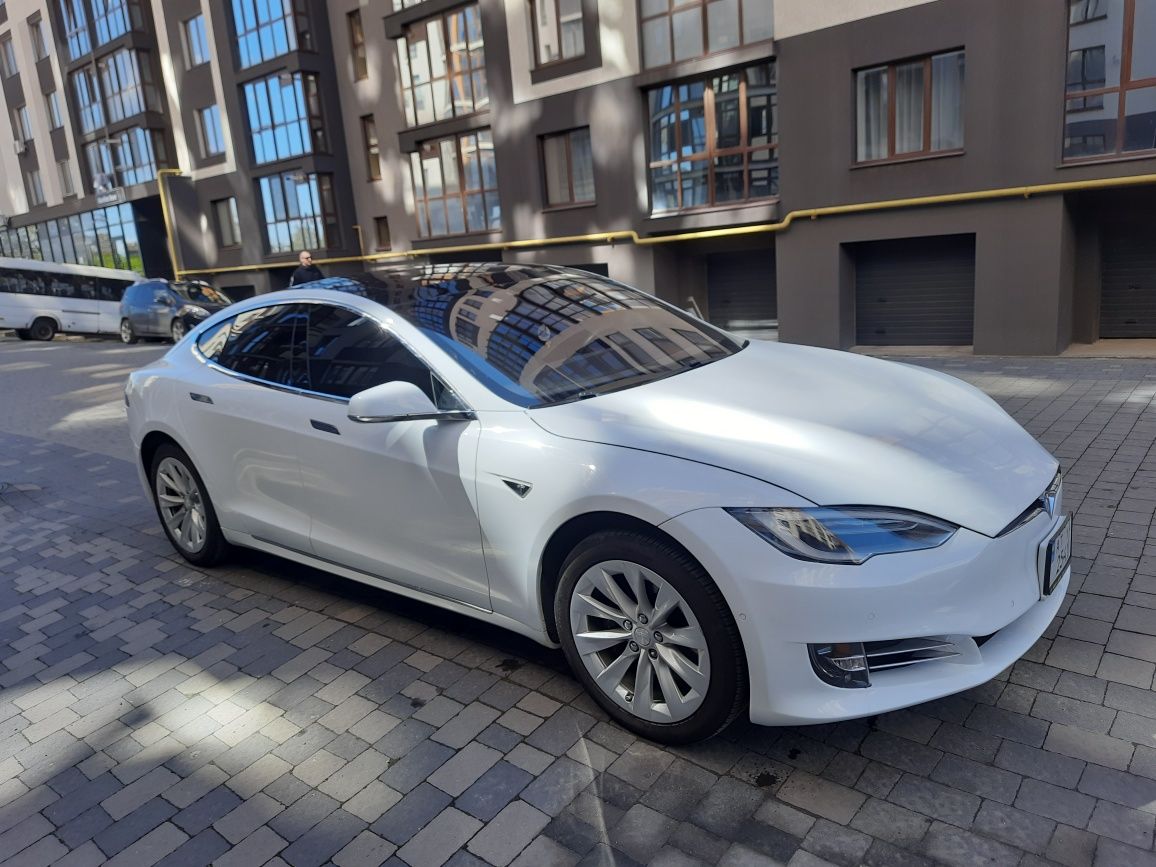 Tesla Model S Dual motor 2016 75Kw 400км.