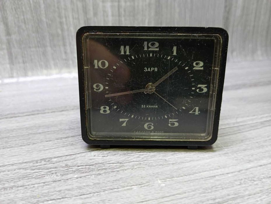 Budzik mechaniczny Zaria 23 kamienie - ZSRR