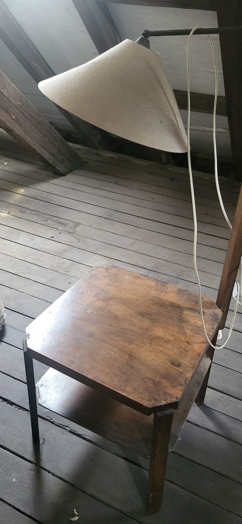 Lampa ze stolikiem
