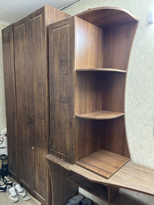 Містка шафа для одягу