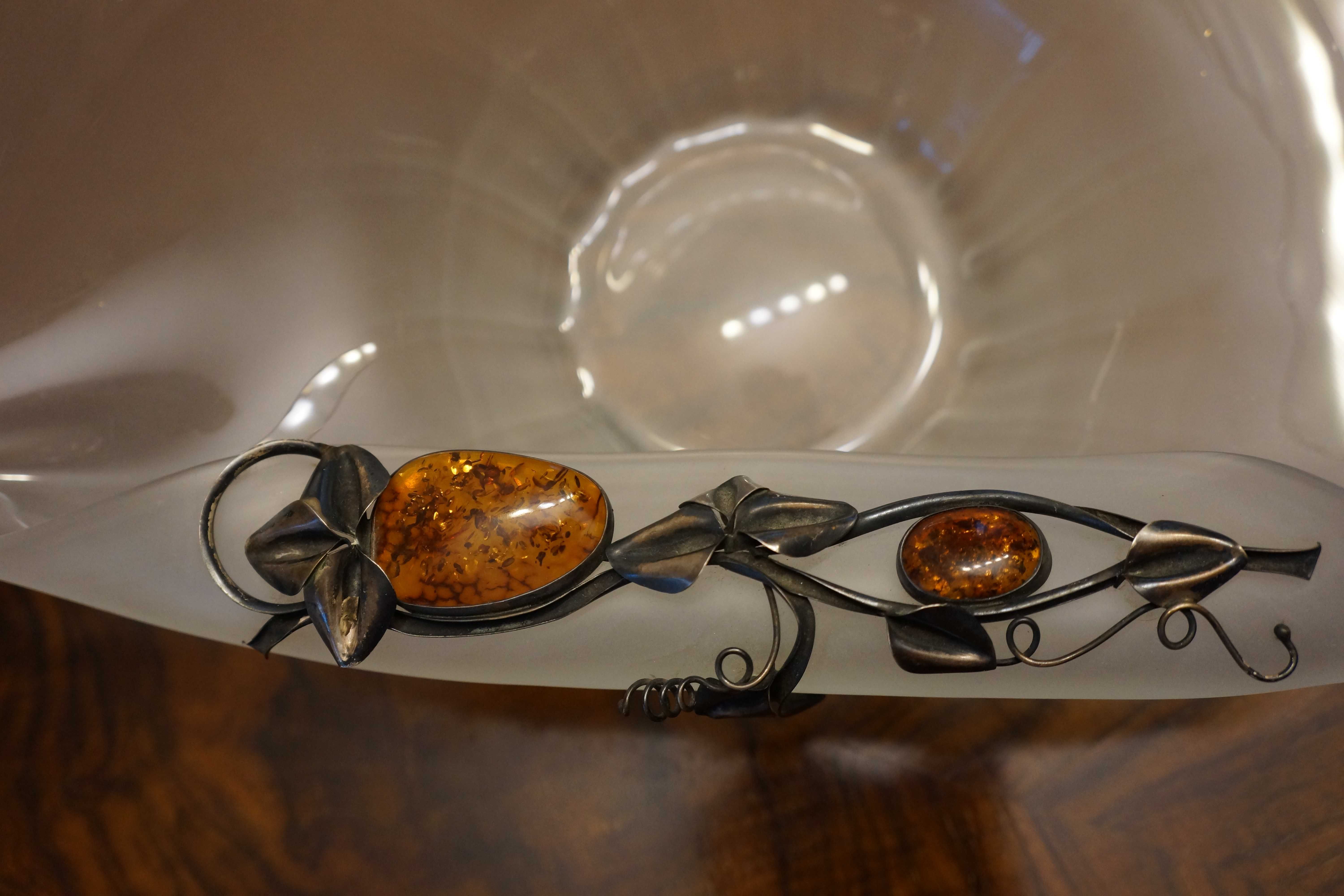 Patera szklana w kształcie muszli, ozdoba ze srebra i bursztynu