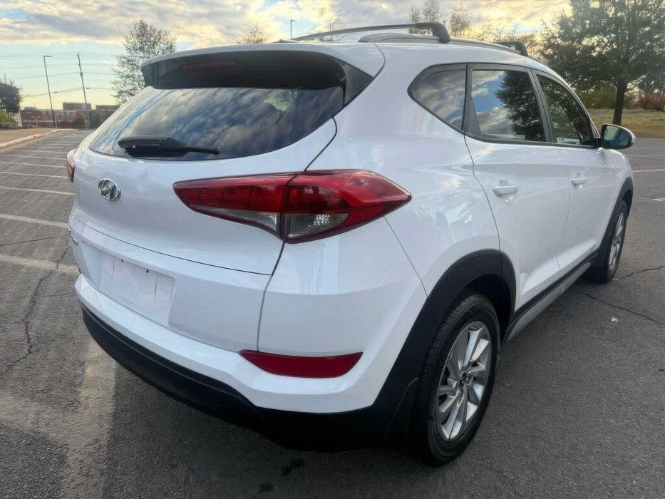 Hyundai Tucson SE      2017