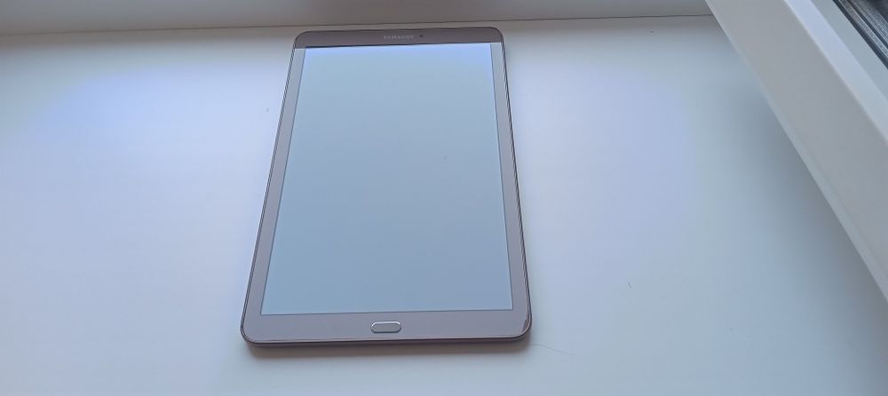 Планшет Samsung SM-T561