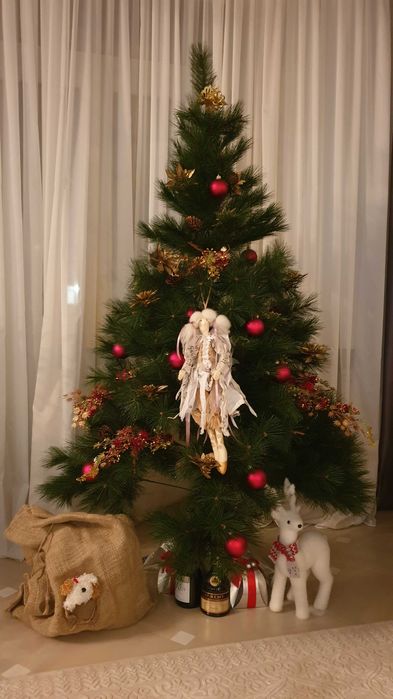 Новорічна ялинка з прикрасами. Не Китай