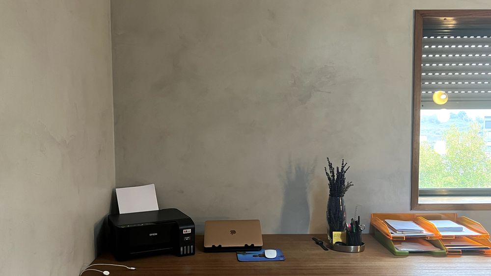 Pintura de imóveis, muros exteriores e algumas reparações.
