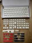 Cerakey keycapy z porcelany - biale + niebieskie i czerwone mody.