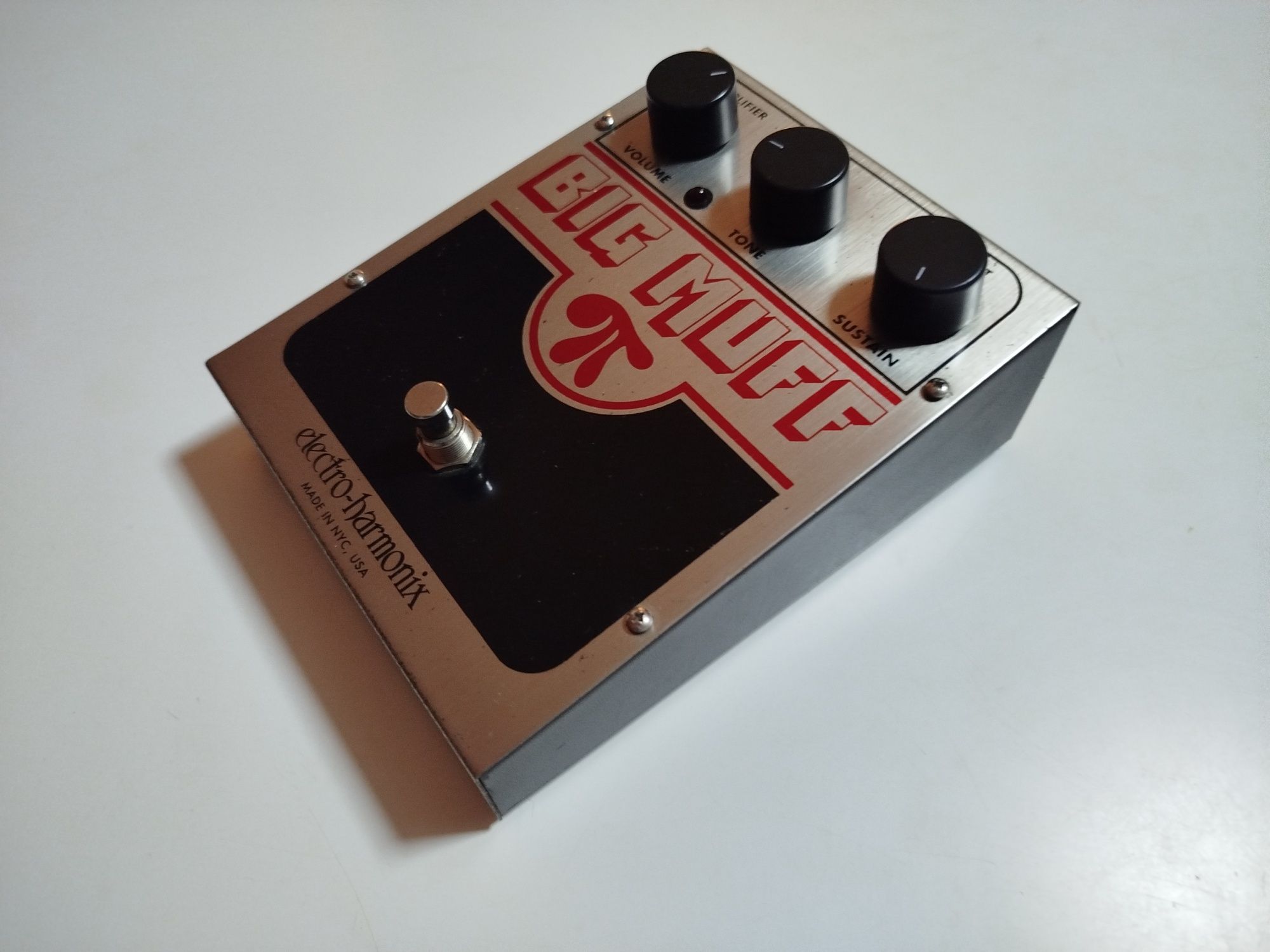 EHX Big Muff Pi V9 The NYC Classic pedal distorção fuzz guitarra