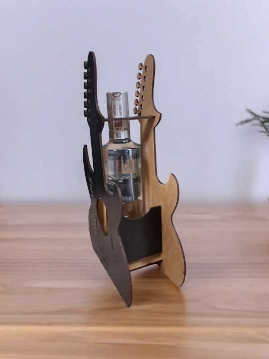 Drewniana gitara na alkohol prezent