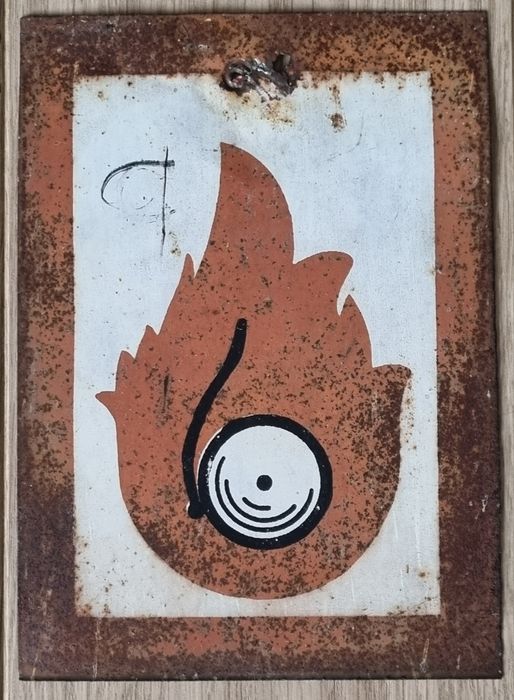 Tablica ostrzegawcza z PRL Przycisk pożarowy