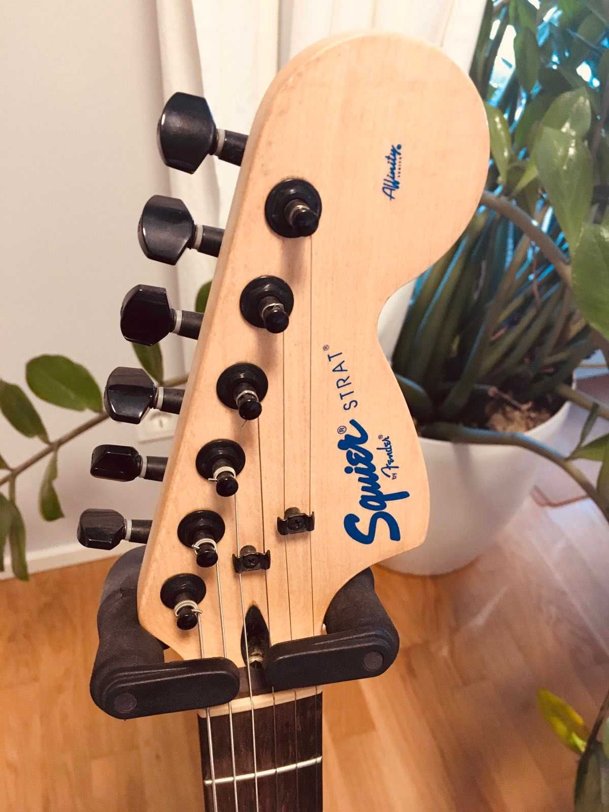 Эл/гитара Squier Fender Affinity Strat FSR, H-H ZEBRA, 2016г Индонезия