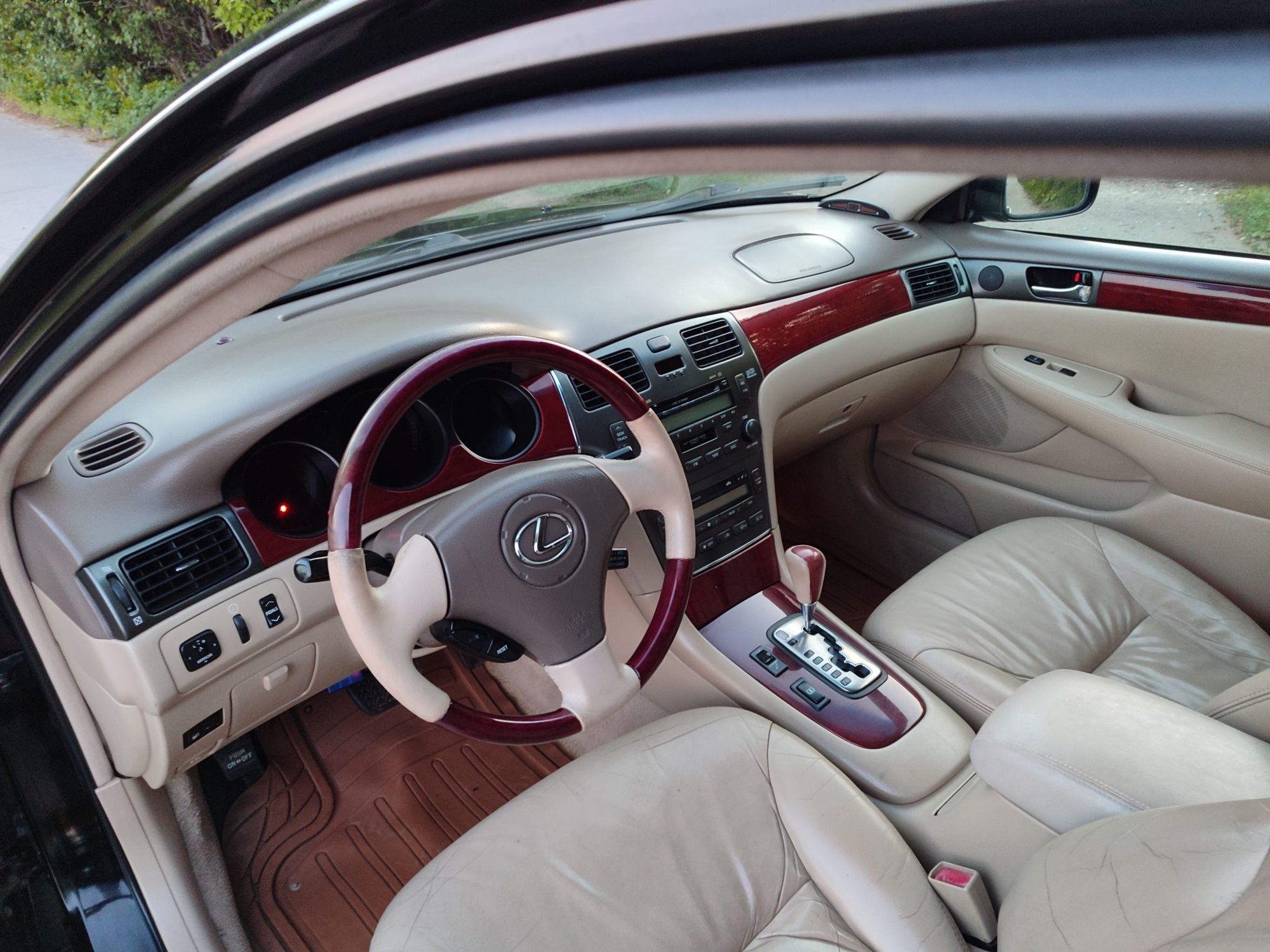 Lexus ES300.      .