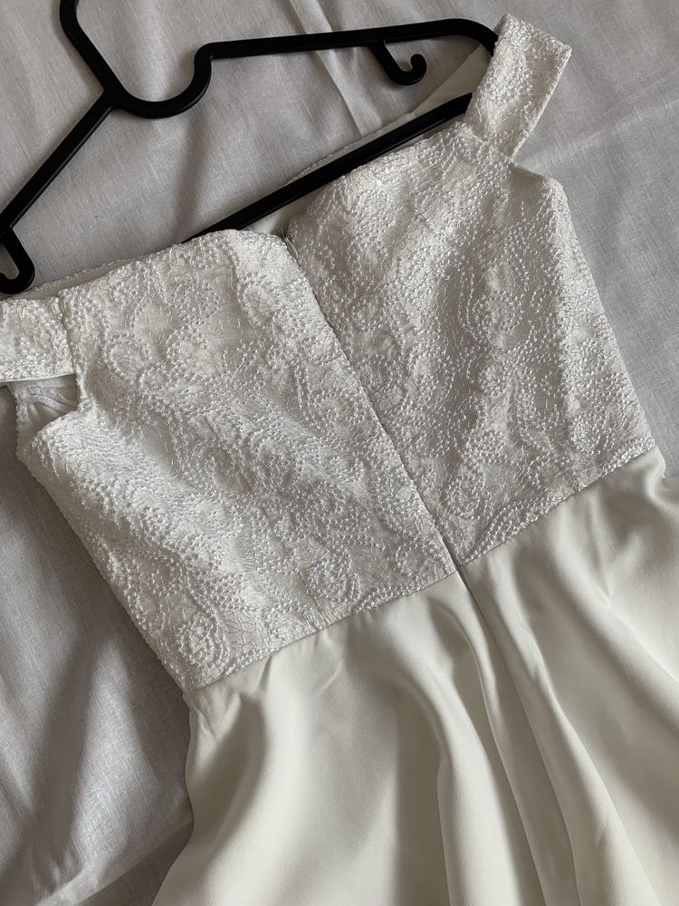 Біла сукня ручної роботи
