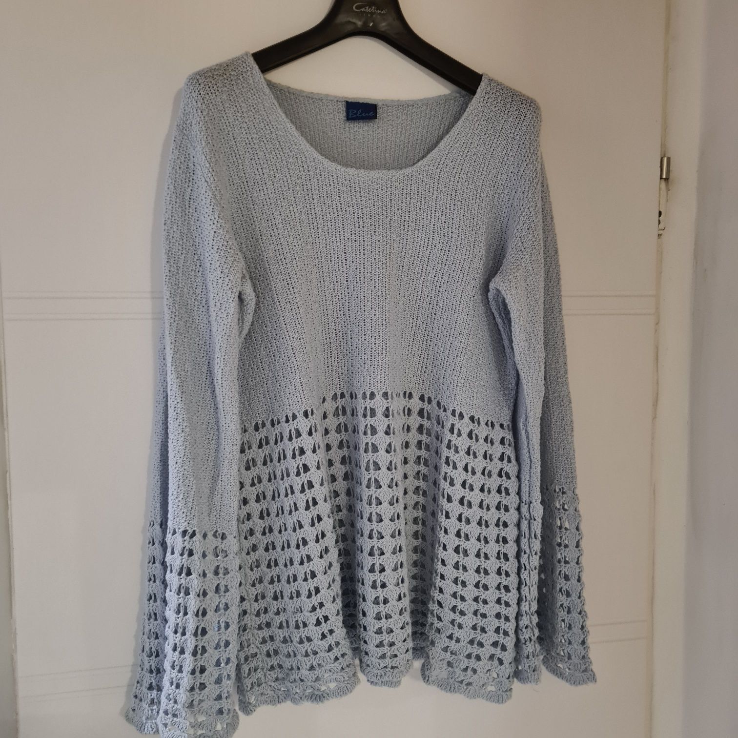 Błękitny ażurowy sweterek